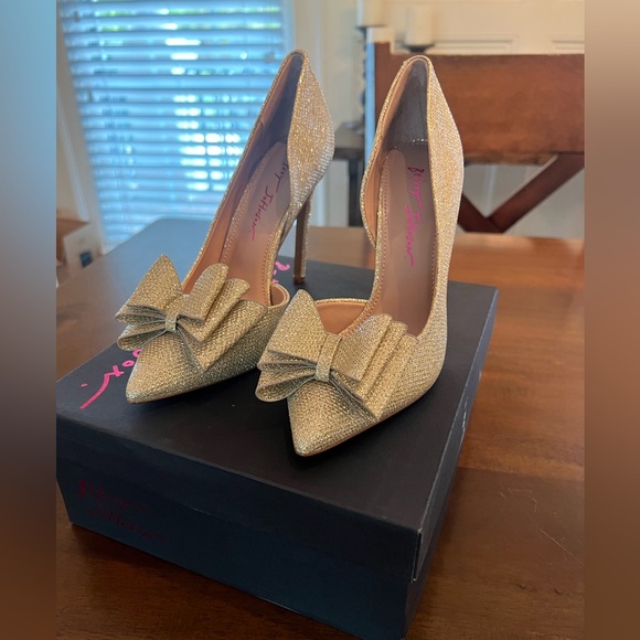 NWT Betsy Johnson Prince Gold Sparkle heels with bow Prom Formal Shoes Size 7 - Picture 3 of 9